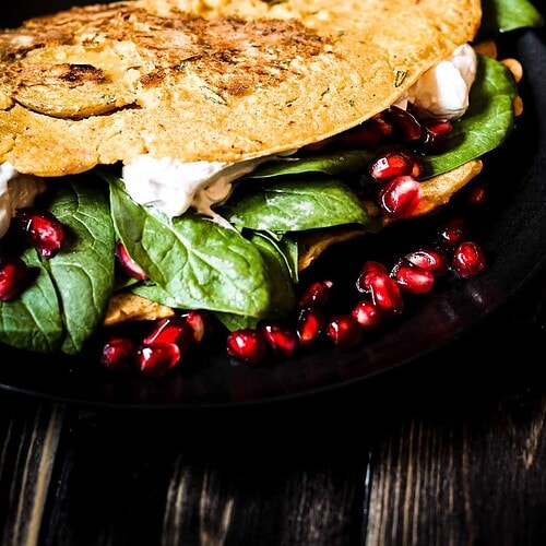 Kartoffel-Omelett mit Spinat, Sour Cream und Granatapfel 1