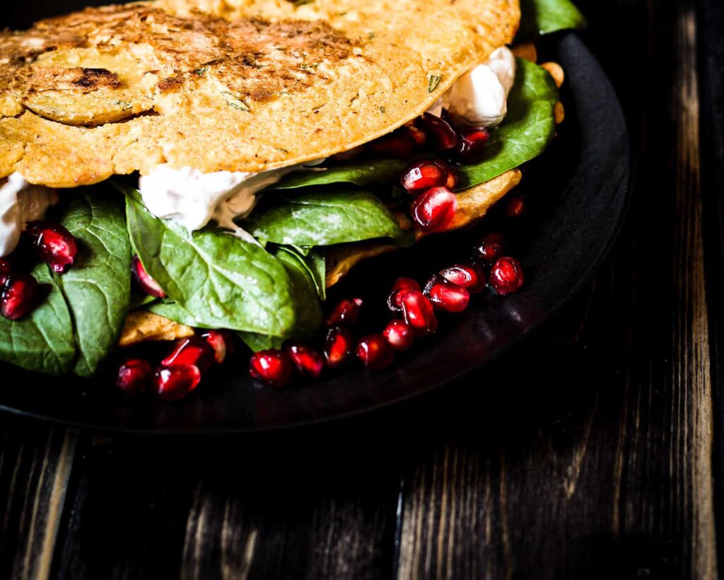 vegane Kartoffel-Omeletts mit Spinat, Sour Cream und Granatapfel