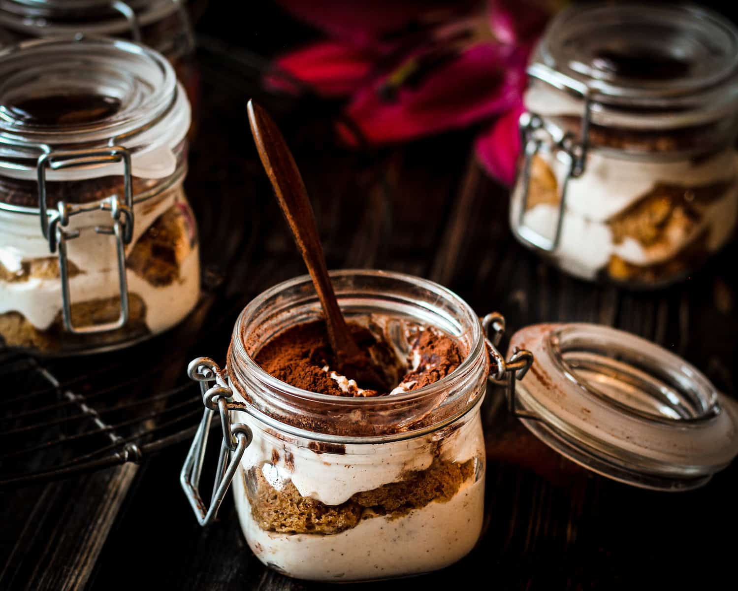 BILD VON VEGANEM ORANGEN-TIRAMISU IM GLAS