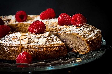 BANANEN-HIMBEER-KUCHEN MIT WEISSER SCHOKOLADE