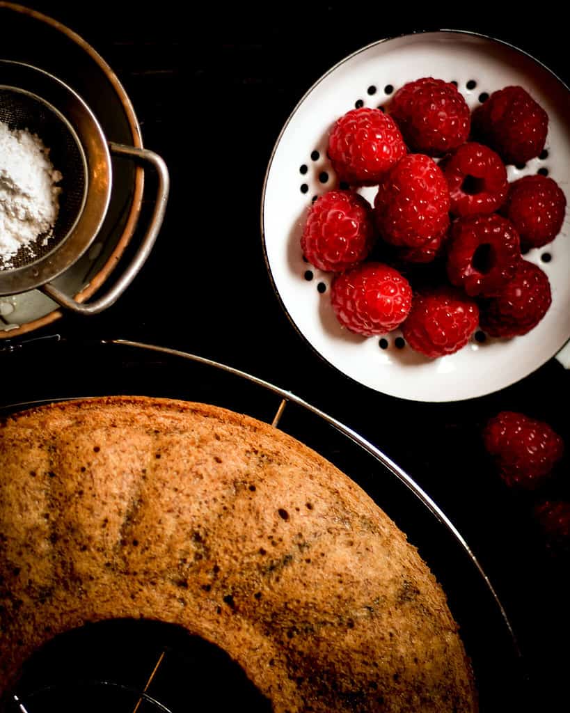 BANANEN-HIMBEER-KUCHEN MIT WEISSER SCHOKOLADE