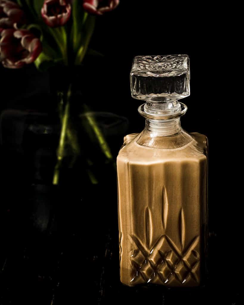 Bild von veganem Bailey's in der Karaffe