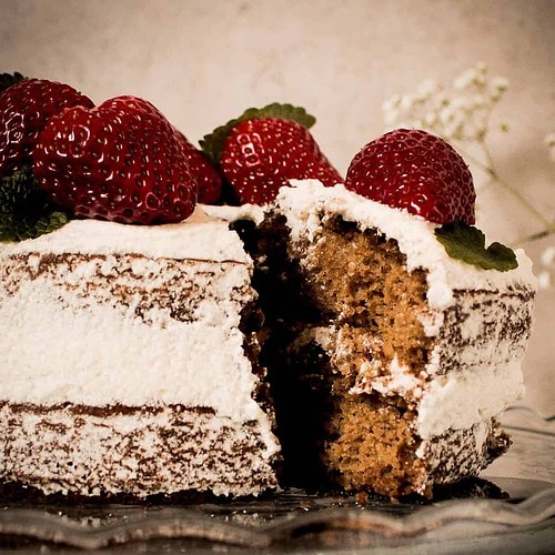 Veganer Erdbeerkuchen mit Zitronenmelisse und Frischkäsecreme, Naked-Cake-Stil