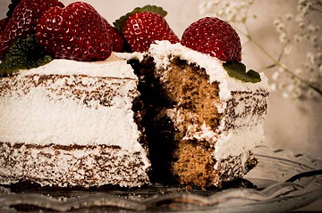 vegan naked cake with strawberries and lemon balm