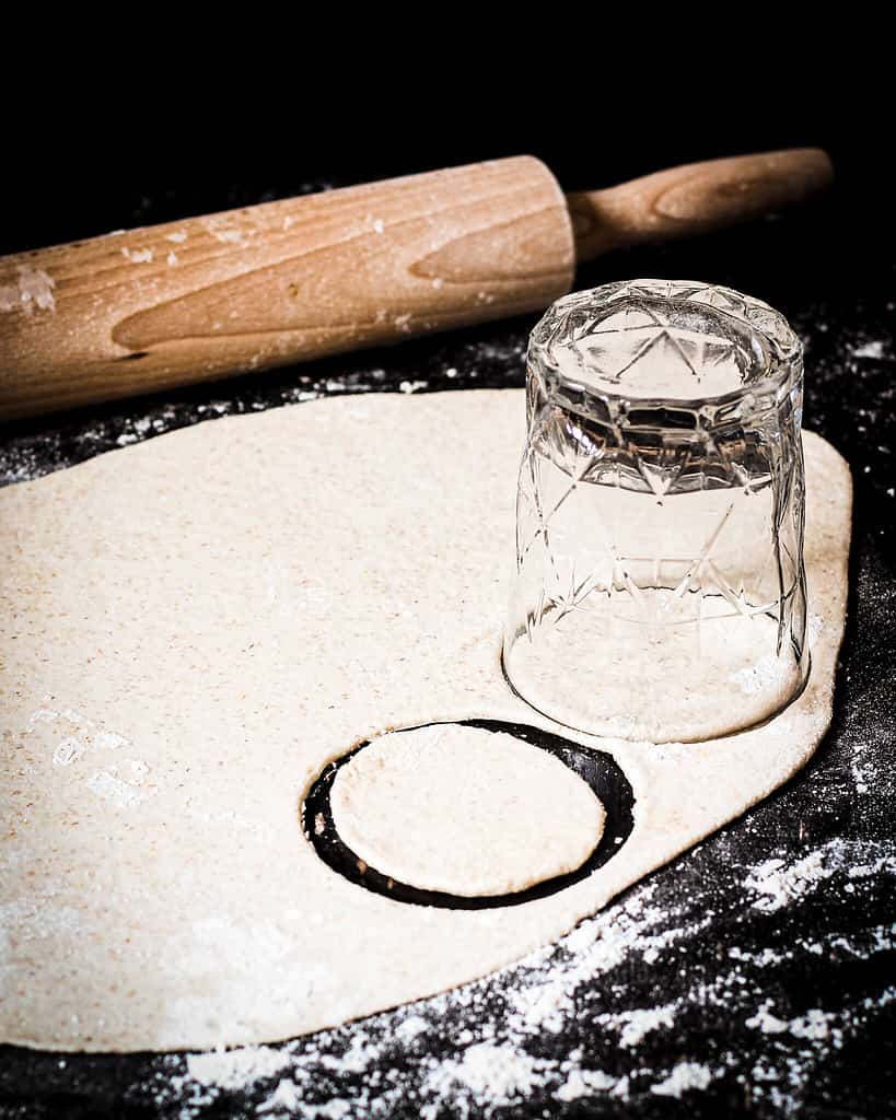 Bild vom Ausstechen der Butternut-Champignon-Ravioli