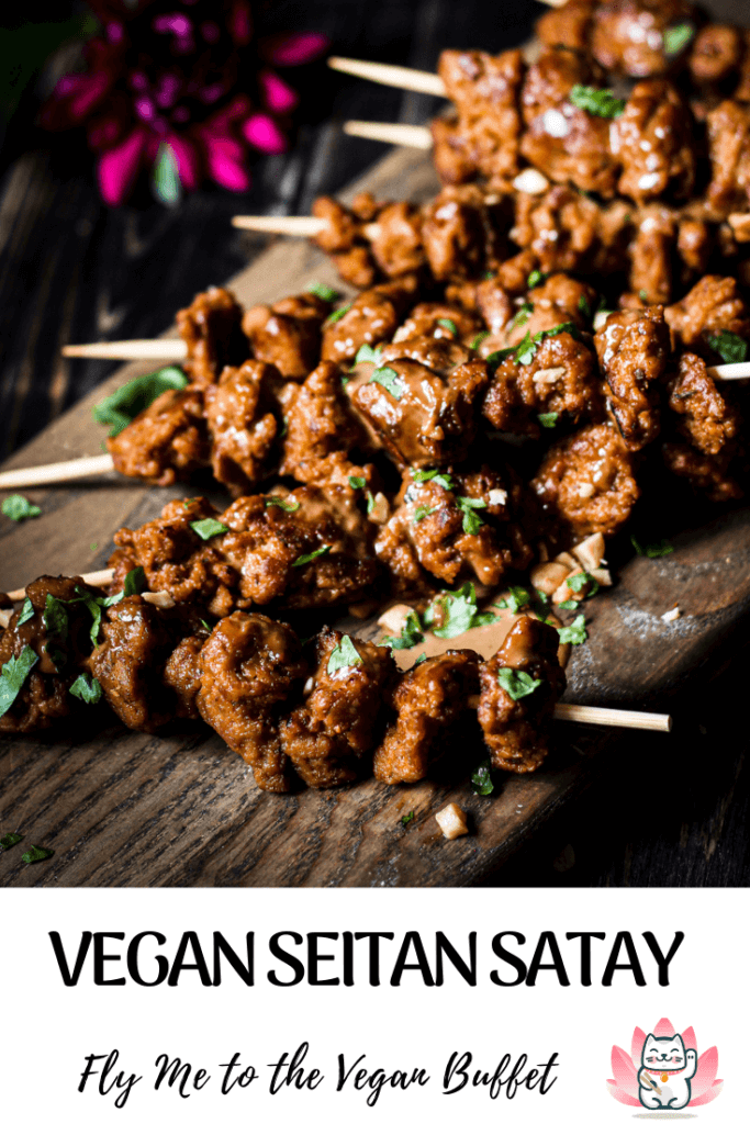 You love vegan fusion cuisine? Make this yummy seitan satay with spicy peanut sauce yourself with my recipe and video!