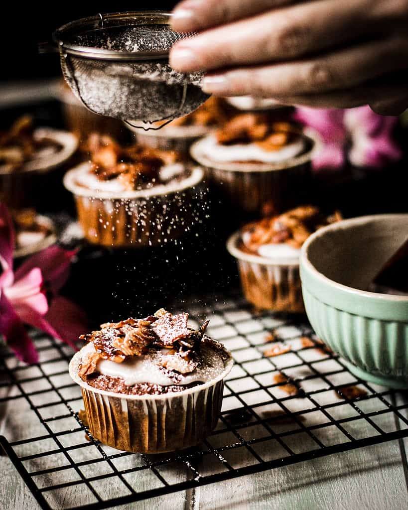 Coconut Maple Bacon Muffins mit Puderzucker
