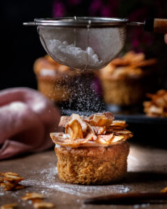 Vegane Kokos-Bacon-Muffins Action Shot Nina Bolders Food Photography