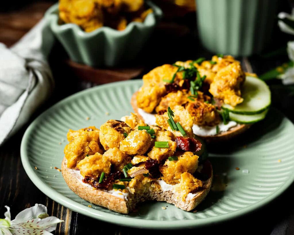 Bagel with vegan scrambled eggs