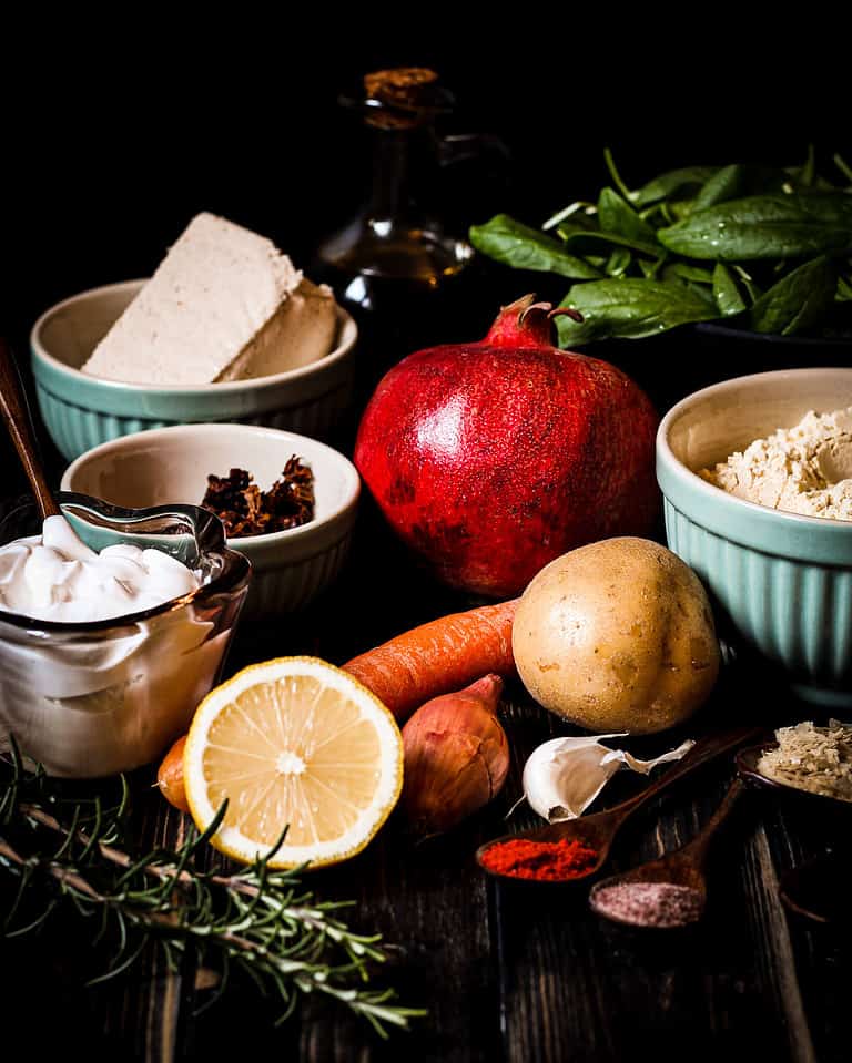 VEGANES KARTOFFEL-OMELETT MIT SPINAT, SOUR CREAM UND GRANATAPFEL