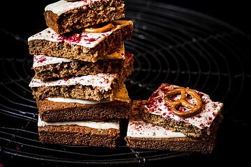 WHITE CHOCOLATE RASPBERRY PRETZEL BARS/ Nina Bolders Food Photography
