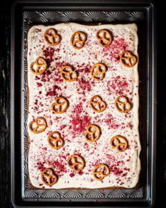 veganer Himbeer Brezelkuchen ganz