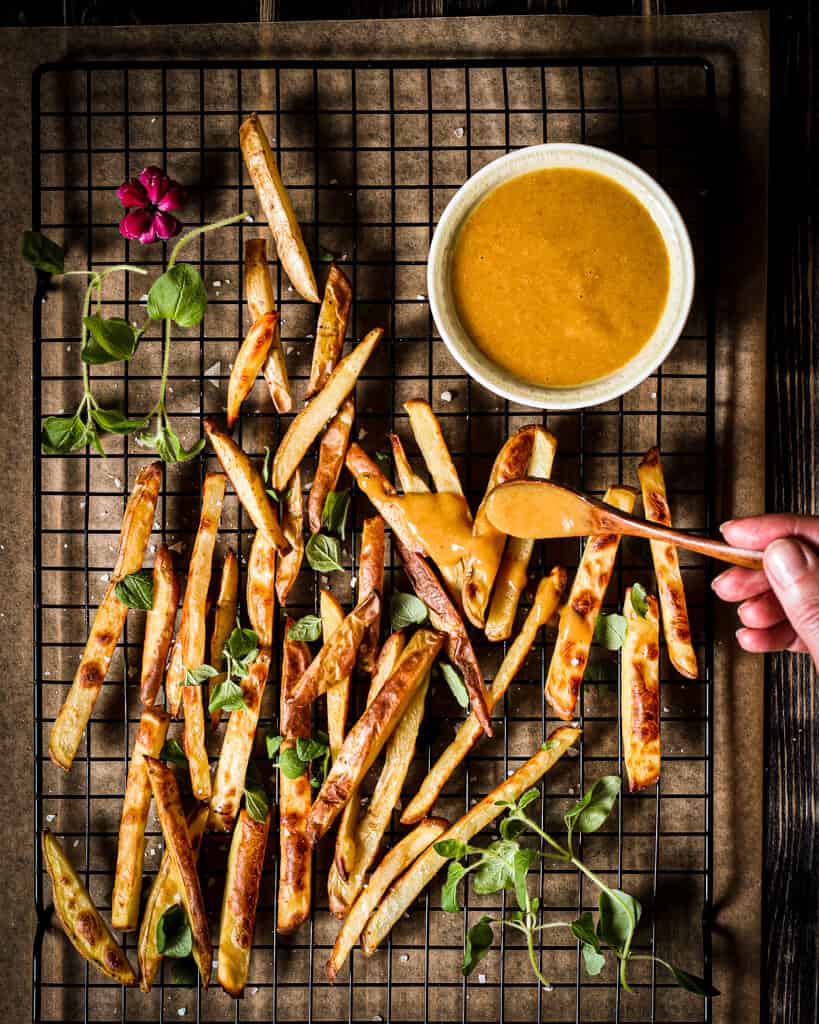 Aprikosen-Senf-Sauce mit Pommes Frites