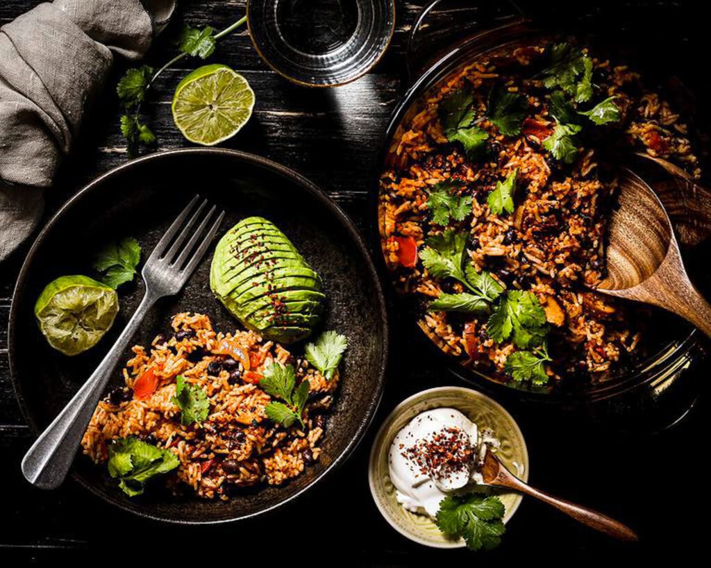 Tomatenreis mit schwarzen Bohnen, Avocado und veganer Sour Cream