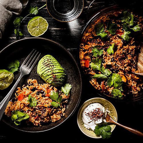Tomatenreis mit schwarzen Bohnen, Avocado und veganer Sour Cream