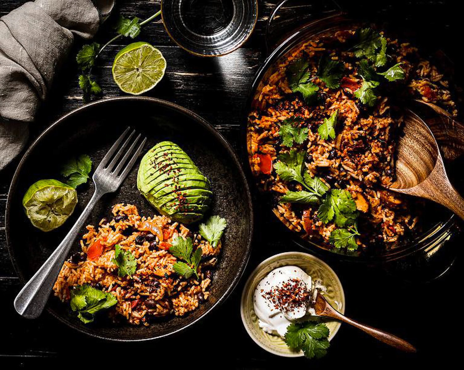 Tomatenreis mit schwarzen Bohnen, Avocado und veganer Sour Cream