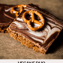 Wer sich zwischen brauner oder weißer Schokolade und süßem oder salzigem Knabberzeug nicht entscheiden kann, backt sich einfach vegane Duo Brezel Kekse!