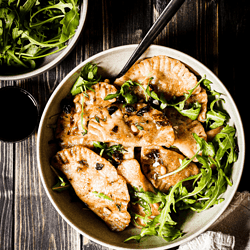 Es geht doch nichts über selbstgemachte vegane Butternut-Champignon-Ravioli mit angebraten mit Knoblauch, Balsamico, Pinienkernen, Ahornsirup und frischem Thymian.