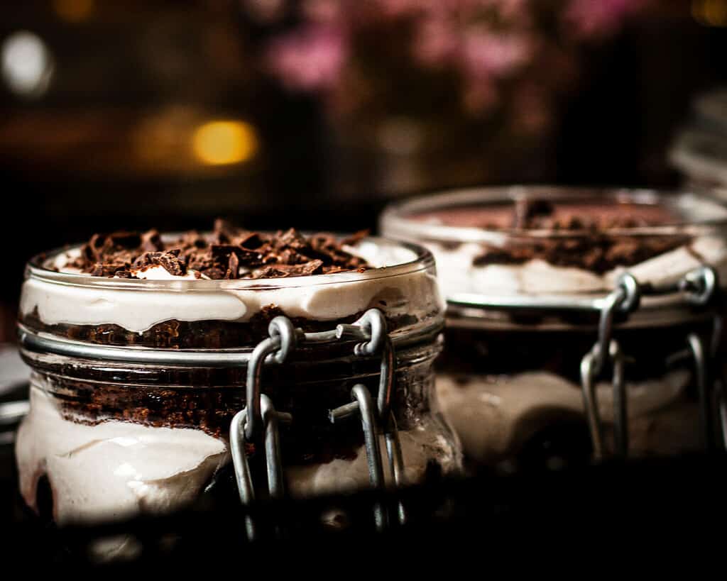 Schwarzwälder Kirsch dessert im Glas