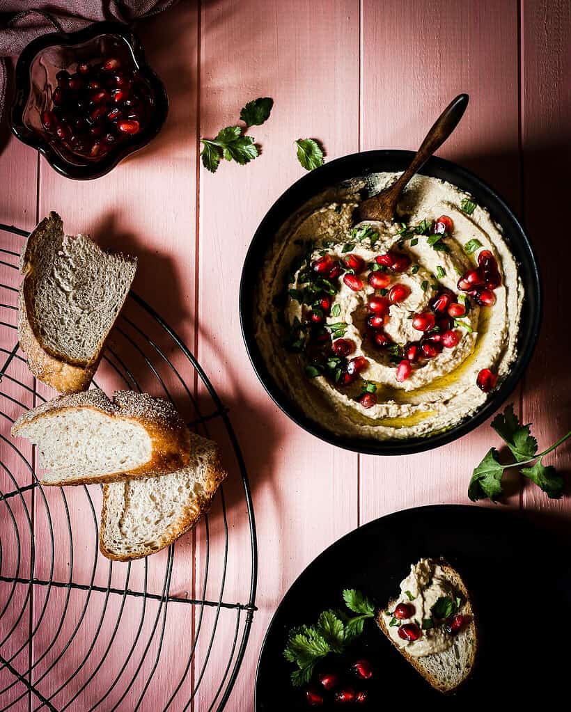 Hummus mit Granatapfelkernen/ Nina Bolders Food Fotografie