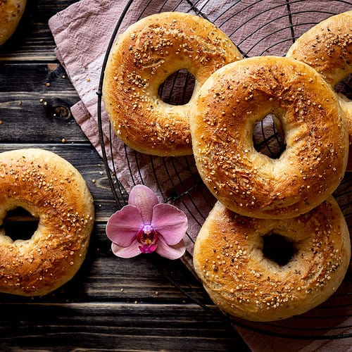 Spelt bagels with hemp seeds