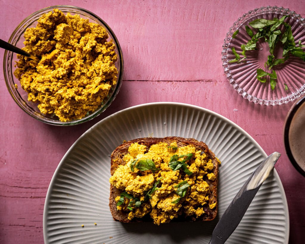 Simple vegan breakfast scramble