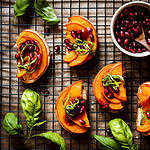 Kürbis-Bruschetta mit Granatapfel und Basilikum