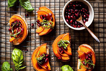 Bild von Kürbis Bruschetta mit Granatapfel