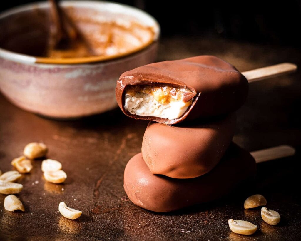 Vegane Snickers Eis am Stiel mit Dattelkaramell