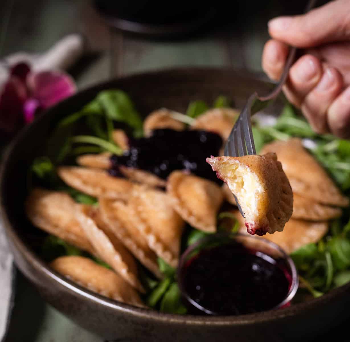 KÄSE-RAVIOLI MIT BLAUBEER-BALSAMICO-SAUCE - FLY ME TO THE VEGAN BUFFET