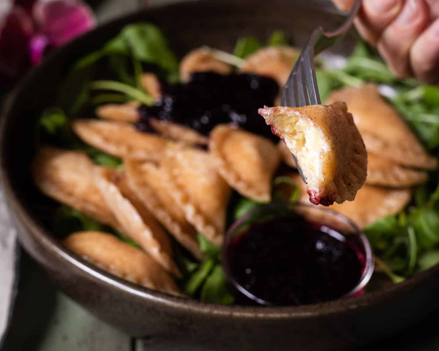 KÄSE-RAVIOLI MIT BLAUBEER-BALSAMICO-SAUCE - FLY ME TO THE VEGAN BUFFET