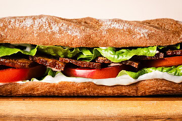 Raeuchertofu-BLT mit Miso-Mayo