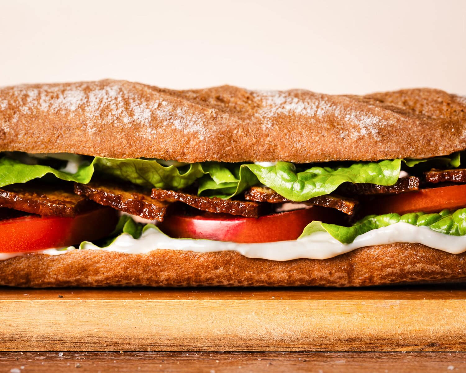 Räuchertofu-BLT-Sandwich mit Miso-Mayo