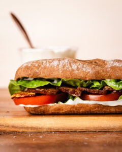 Veganes Räuchertofu-BLT mit Miso-Mayo