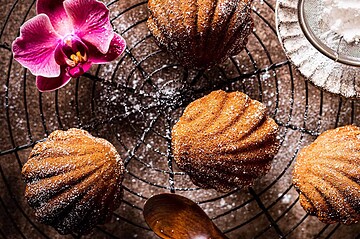 vegan amaretto madeleines