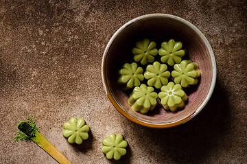 vegane matcha-knusper-pralinen /geschenke für Veganer