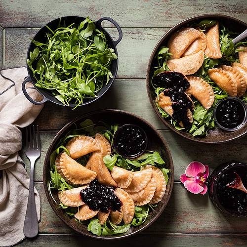 Vegane Käse-Ravioli mit Blaubeer-Balsamico-Sauce