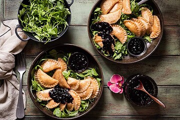 Vegane Käse-Ravioli mit Blaubeer-Balsamico-Sauce