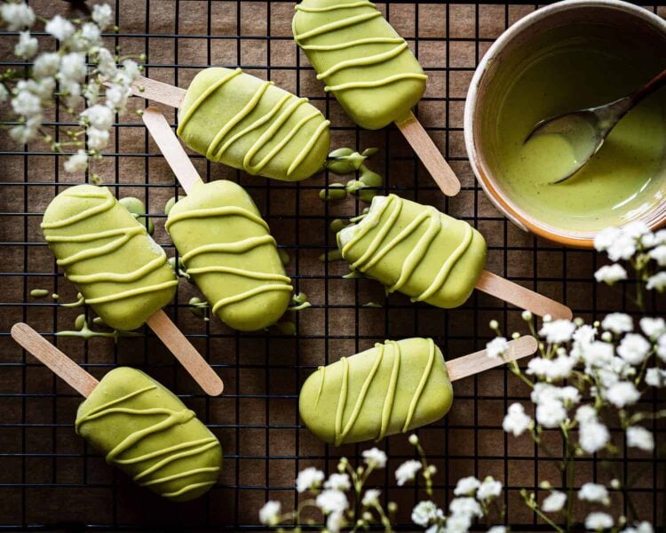 Veganes Matcha Eis am Stiel
