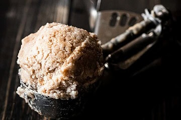 Veganes Bananeneis mit Dattelkaramell