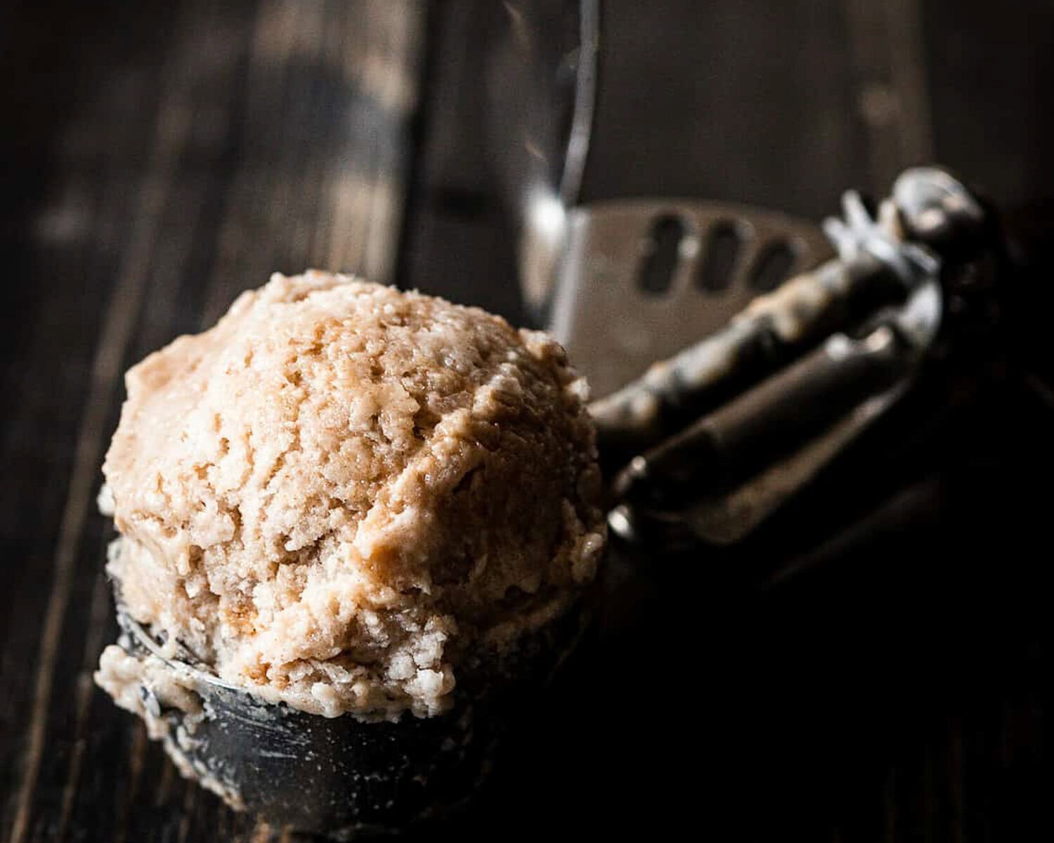 Veganes Bananeneis mit Dattelkaramell