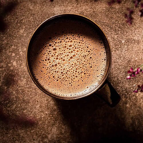 Vegane heiße Schokolade mit Cayenne in einer Tasse von oben