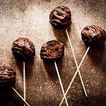 vegane Pumpkin Spice Cake Pops mit Schokoladenglasur