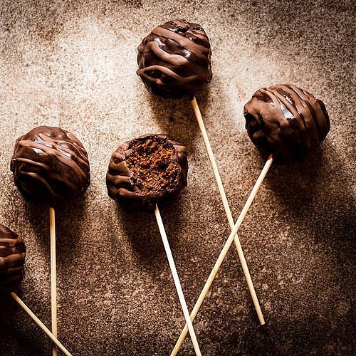 vegane Pumpkin Spice Cake Pops mit Schokoladenglasur