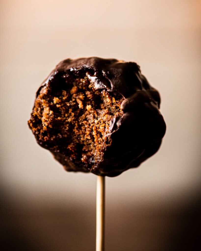 veganer pumpkin spice cake pop/ kuchen am stiel aus der Nähe