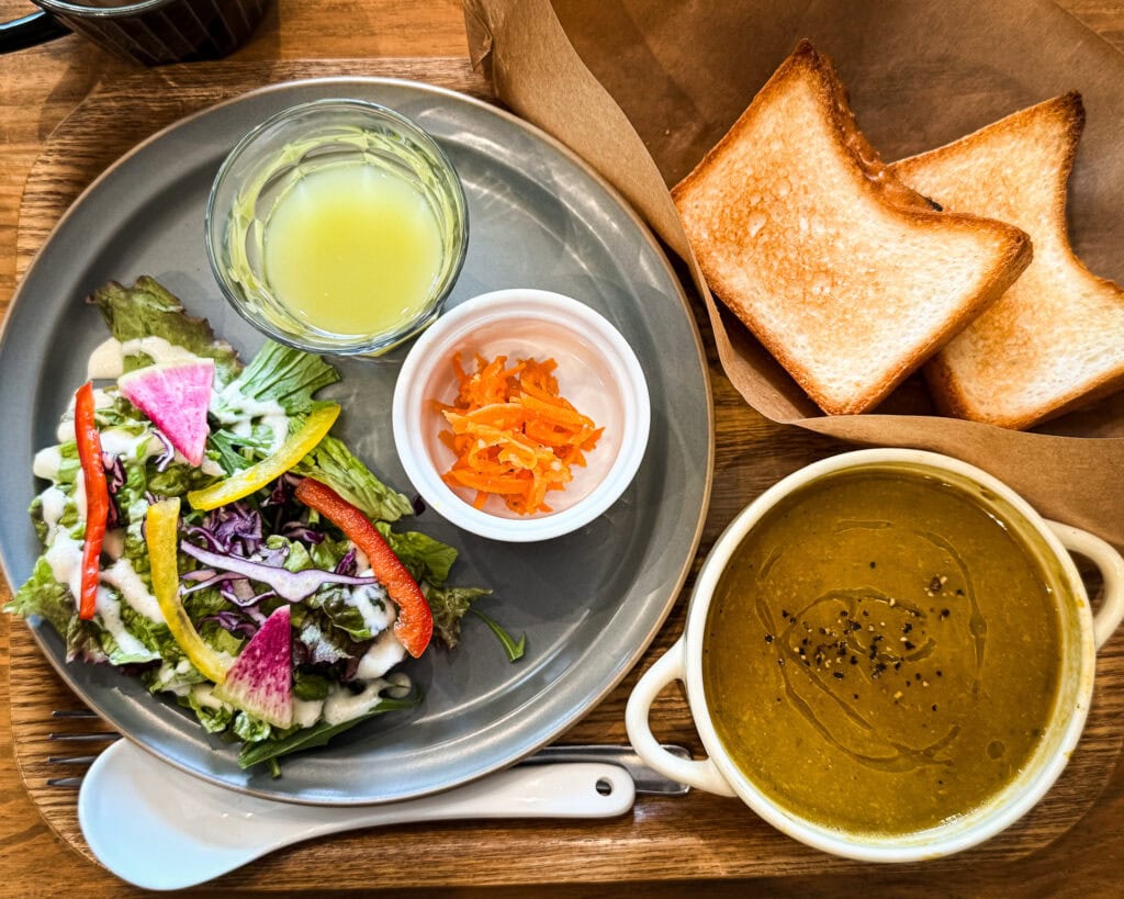 Vegane glutenfreie Brunchplatte bei Musubi Sweets Factory in Arashiyama