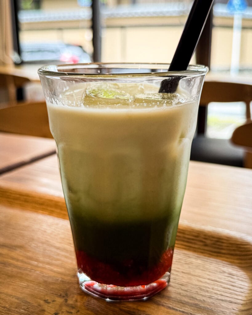 Veganer Matcha Strawberry Latte bei Musubi Sweets Factory in Arashiyama