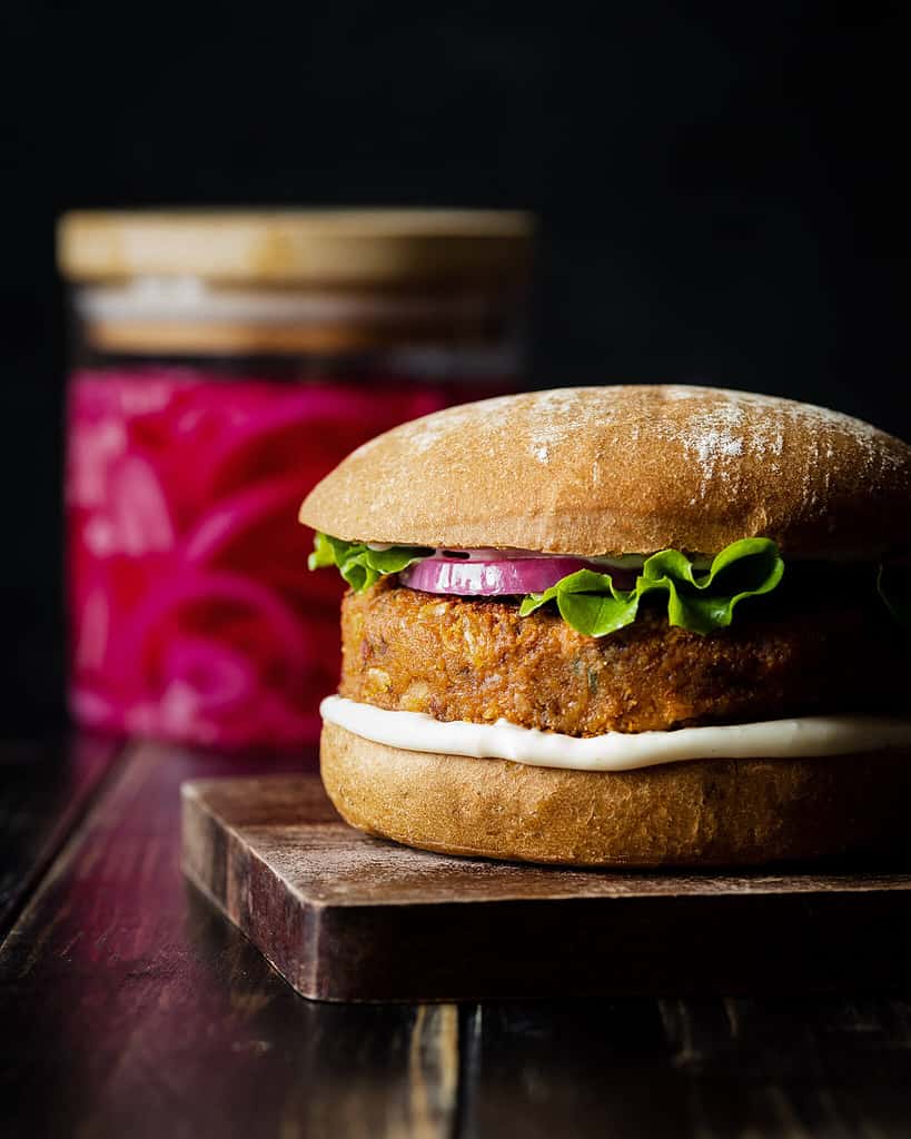 Superfood Burger with pink onions