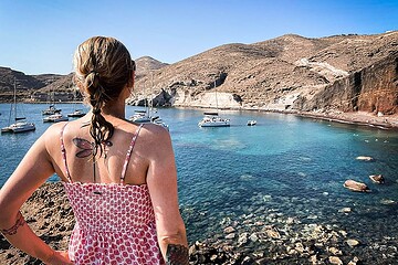 ich am red beach in Santorin