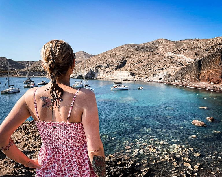 ich am red beach in Santorin